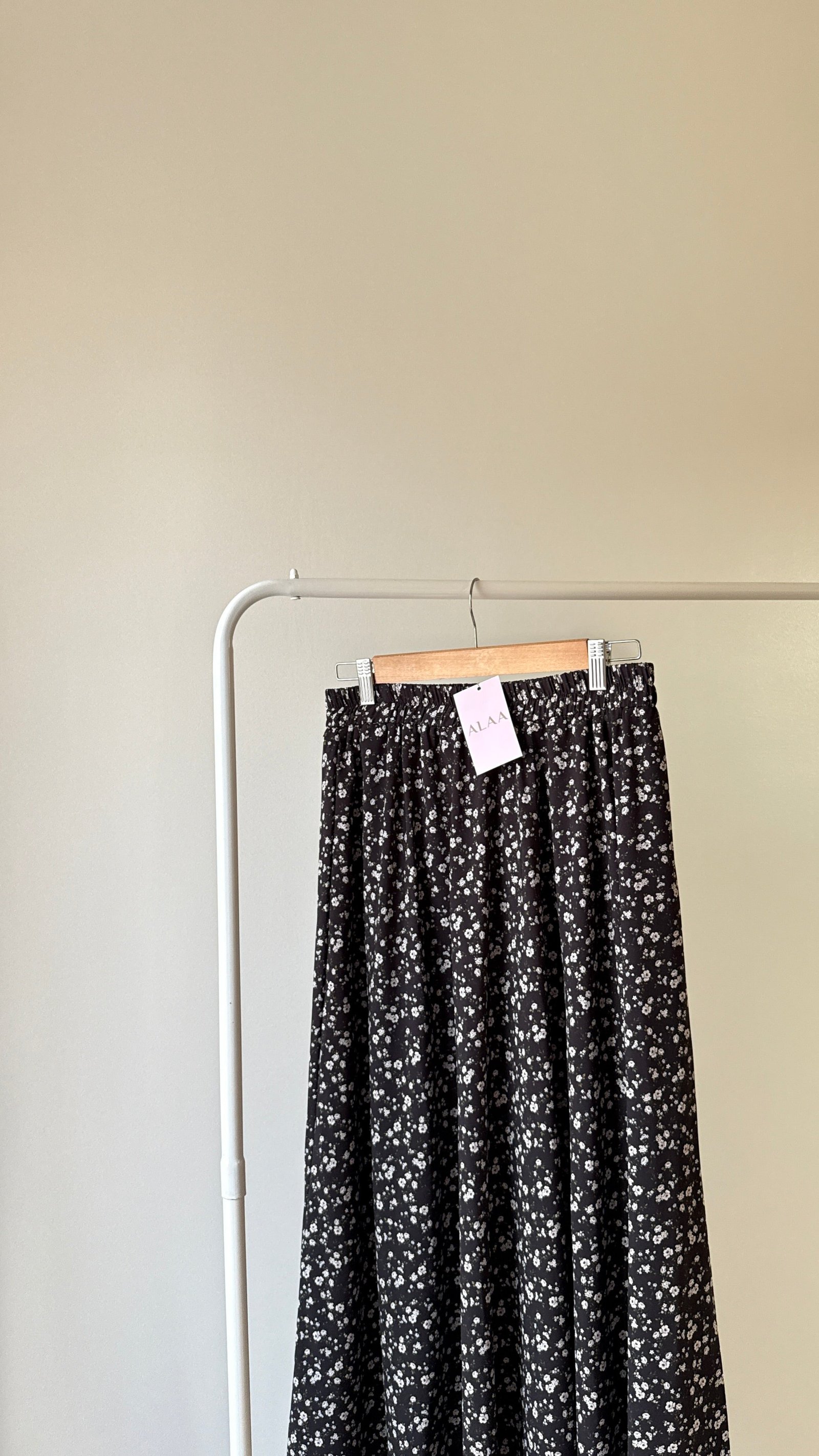 BLACK SKIRT